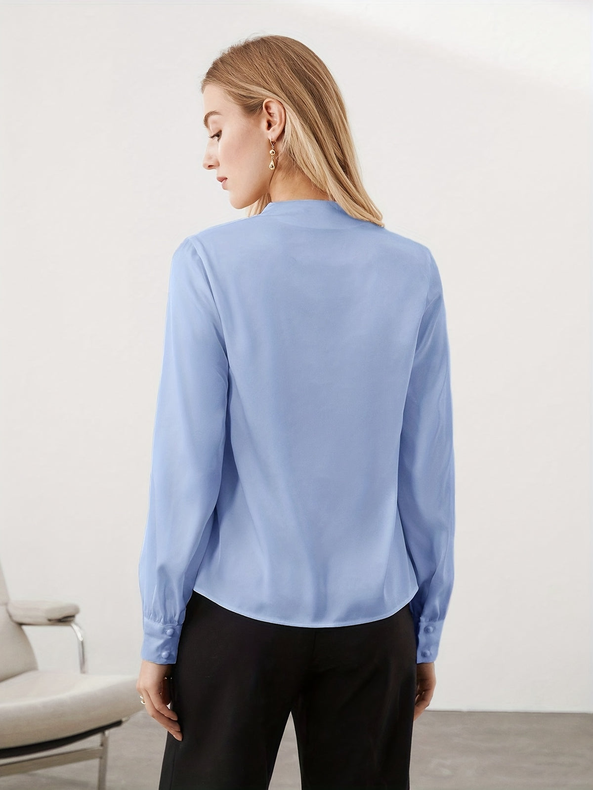Blusa Feminina de Cetim Manga Longa Decote V Elegante