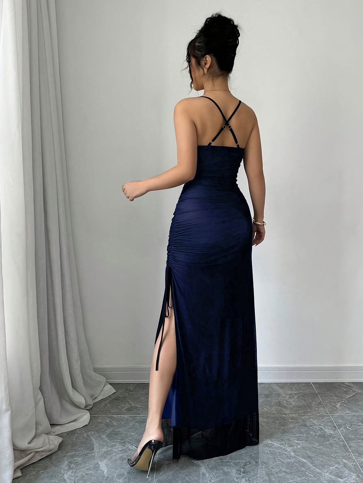 Vestido Longo Elegante com Costas Cruzadas e Alças Finas
