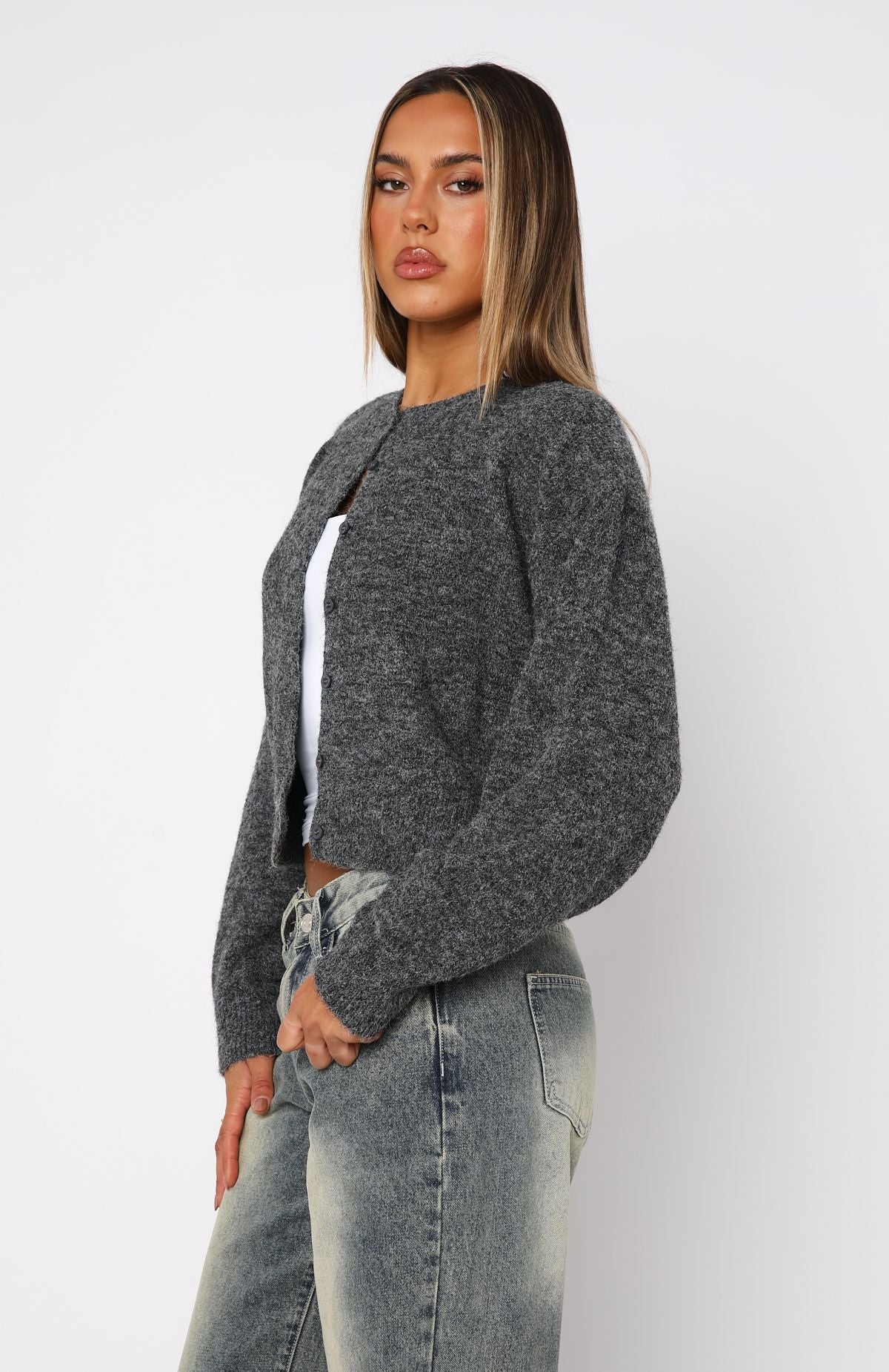 Cardigan Feminino Cropped de Tricô com Botões e Gola Redonda