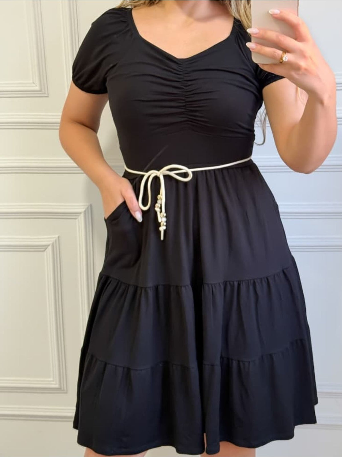 Vestido Feminino Solto de Gola V com Bolsos e Cinto