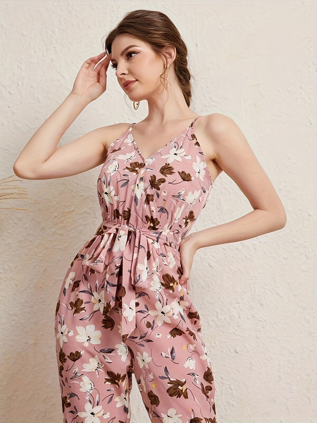 Macacão Floral com Decote em V e Amarração Elegante