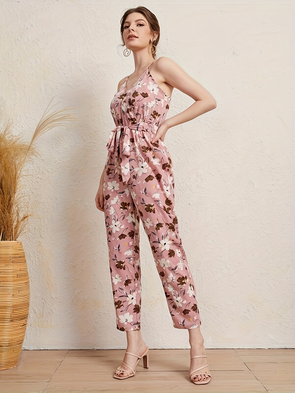 Macacão Floral com Decote em V e Amarração Elegante