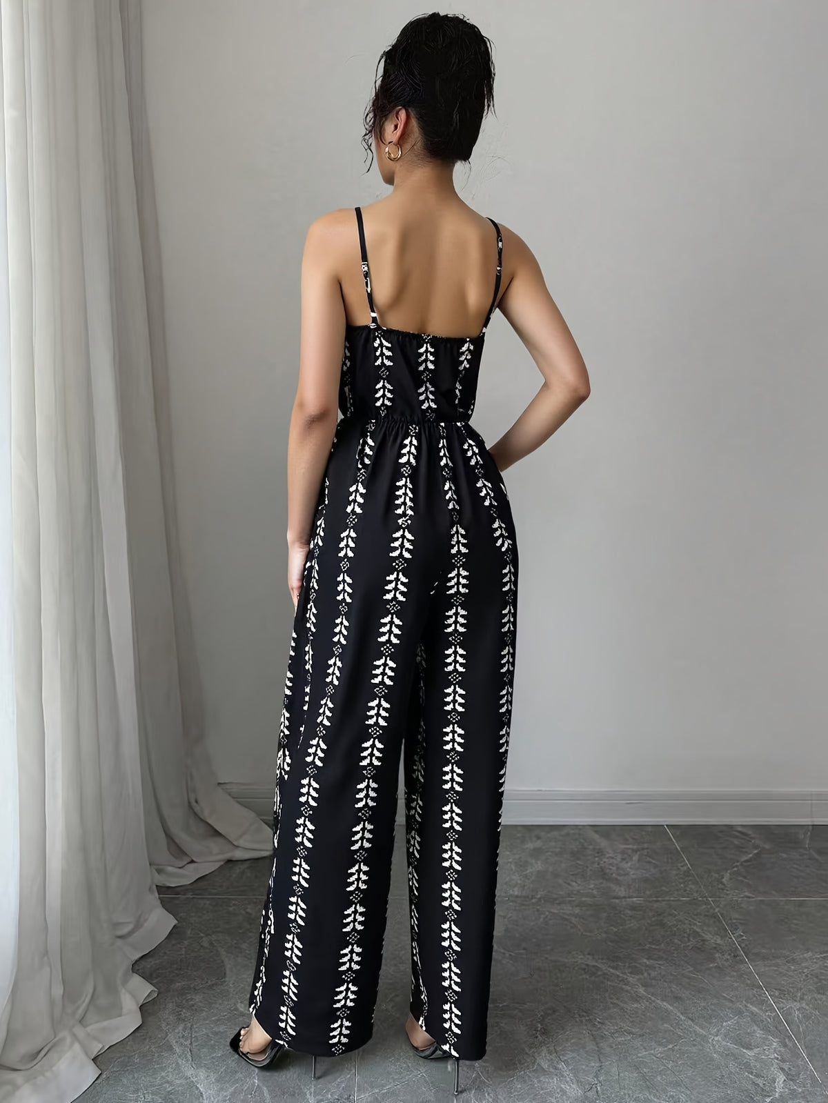 Macacão Feminino Elegante de Perna Larga com Decote em V e Alças Ajustáveis