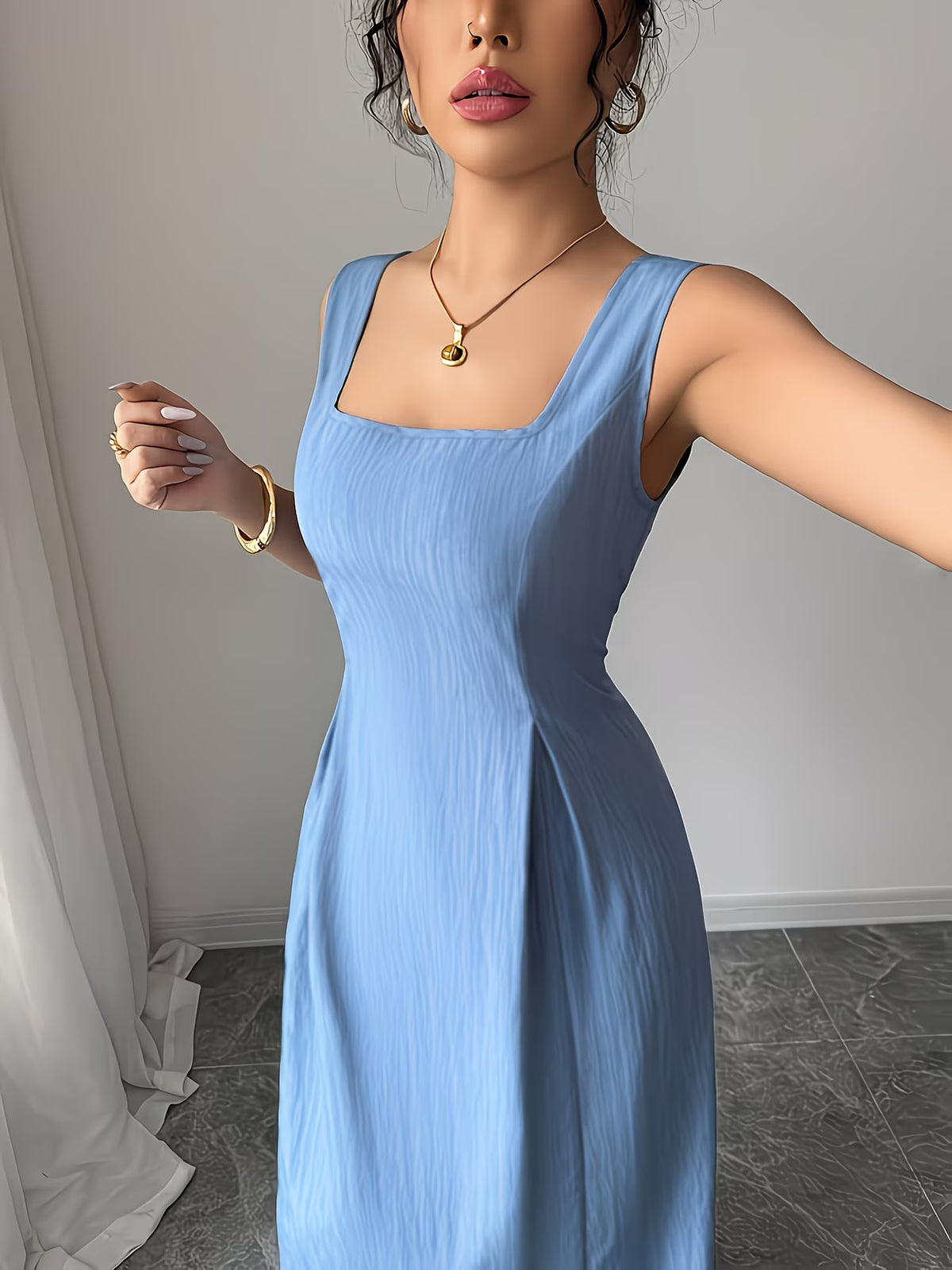 Vestido Azul Decote Quadrado com Laço nas Costas Elegante