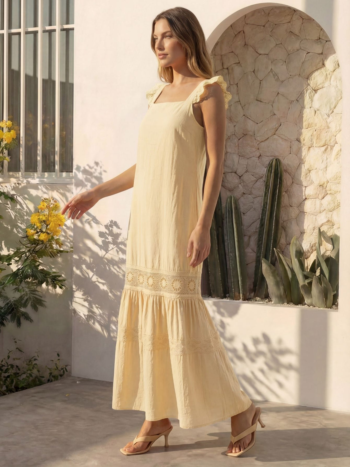 Vestido Longo Feminino de Alça com Decote Quadrado e Saia em Camadas
