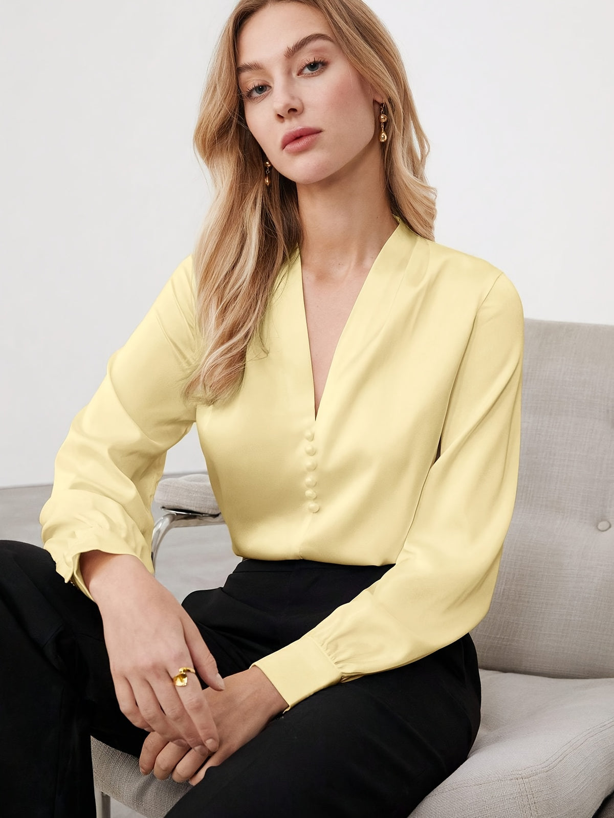 Blusa Feminina de Cetim Manga Longa Decote V Elegante
