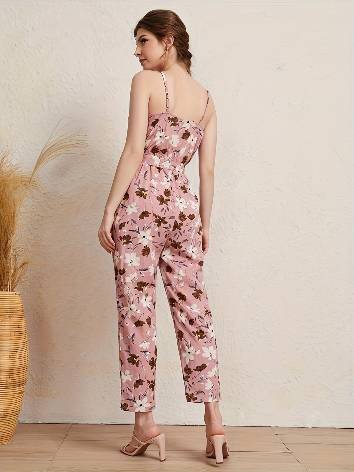Macacão Floral com Decote em V e Amarração Elegante
