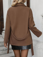 Casaco Feminino Curto com Cinto e Botões Elegante