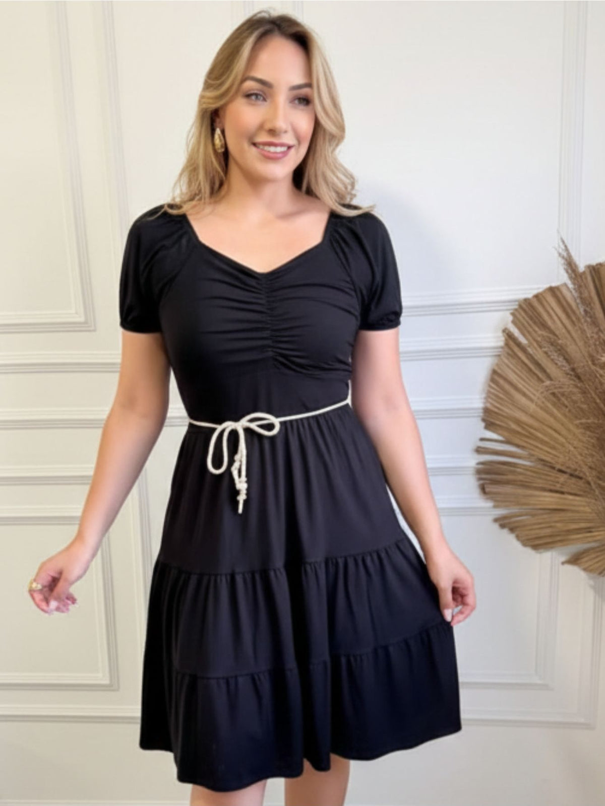 Vestido Feminino Solto de Gola V com Bolsos e Cinto