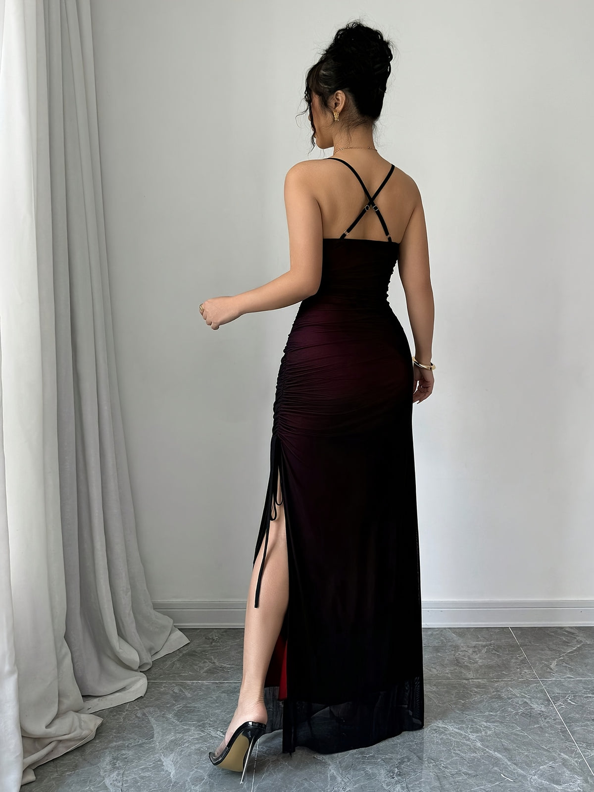 Vestido Longo Elegante com Costas Cruzadas e Alças Finas