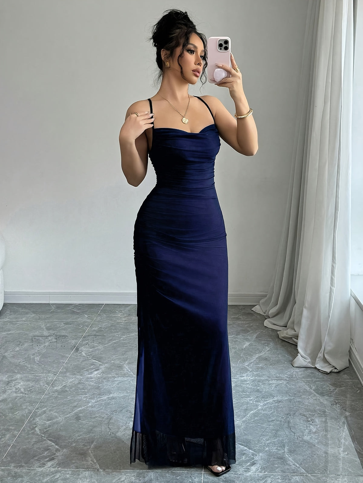 Vestido Longo Elegante com Costas Cruzadas e Alças Finas