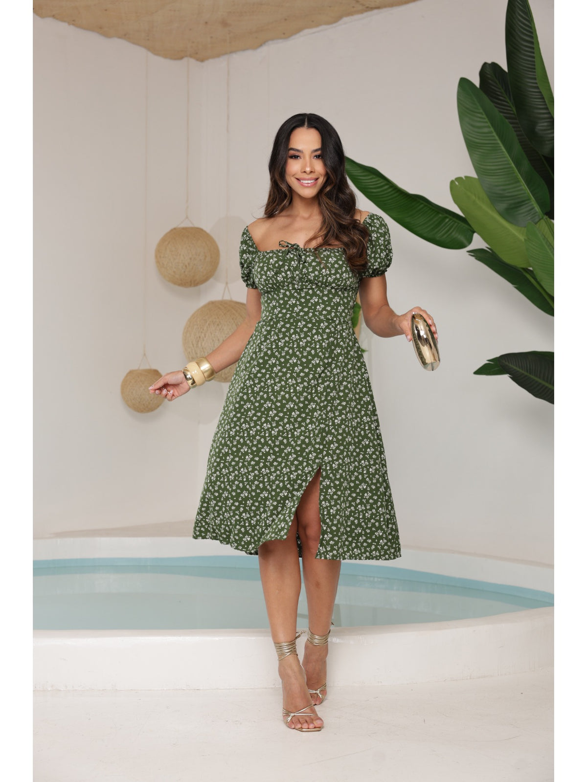 Vestido Midi Floral Ombro a Ombro com Decote e Elastex