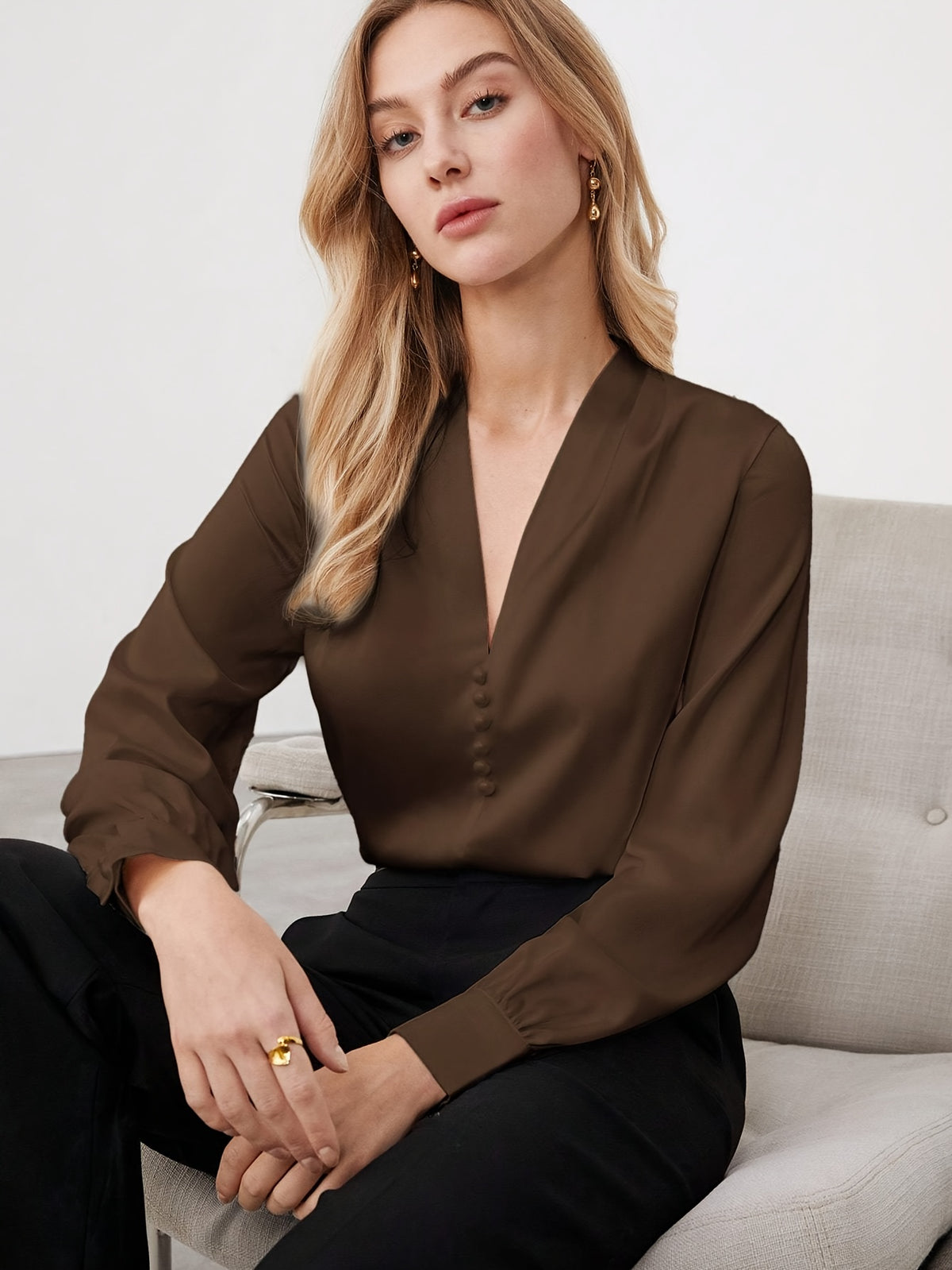 Blusa Feminina de Cetim Manga Longa Decote V Elegante