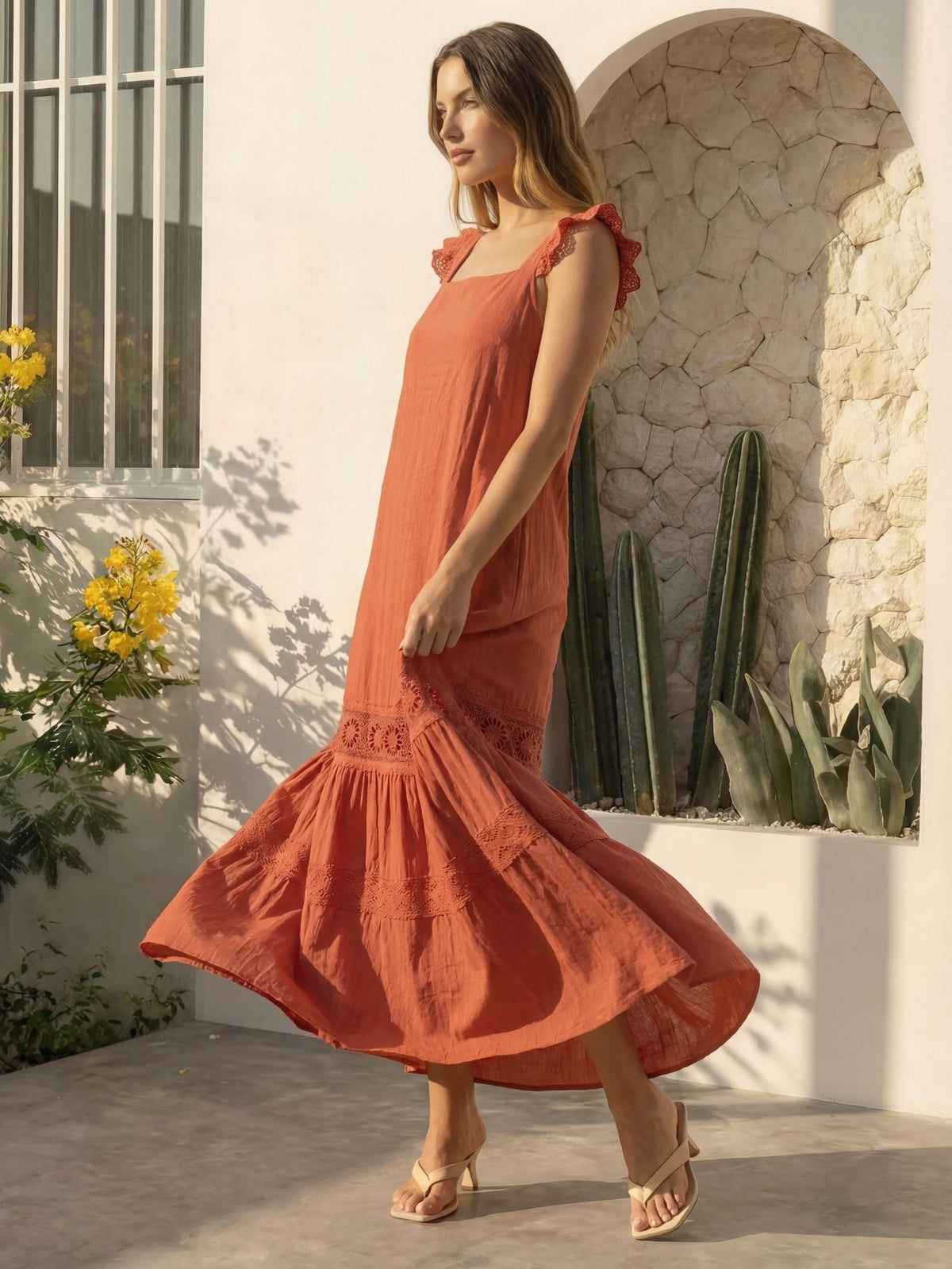 Vestido Longo Feminino de Alça com Decote Quadrado e Saia em Camadas