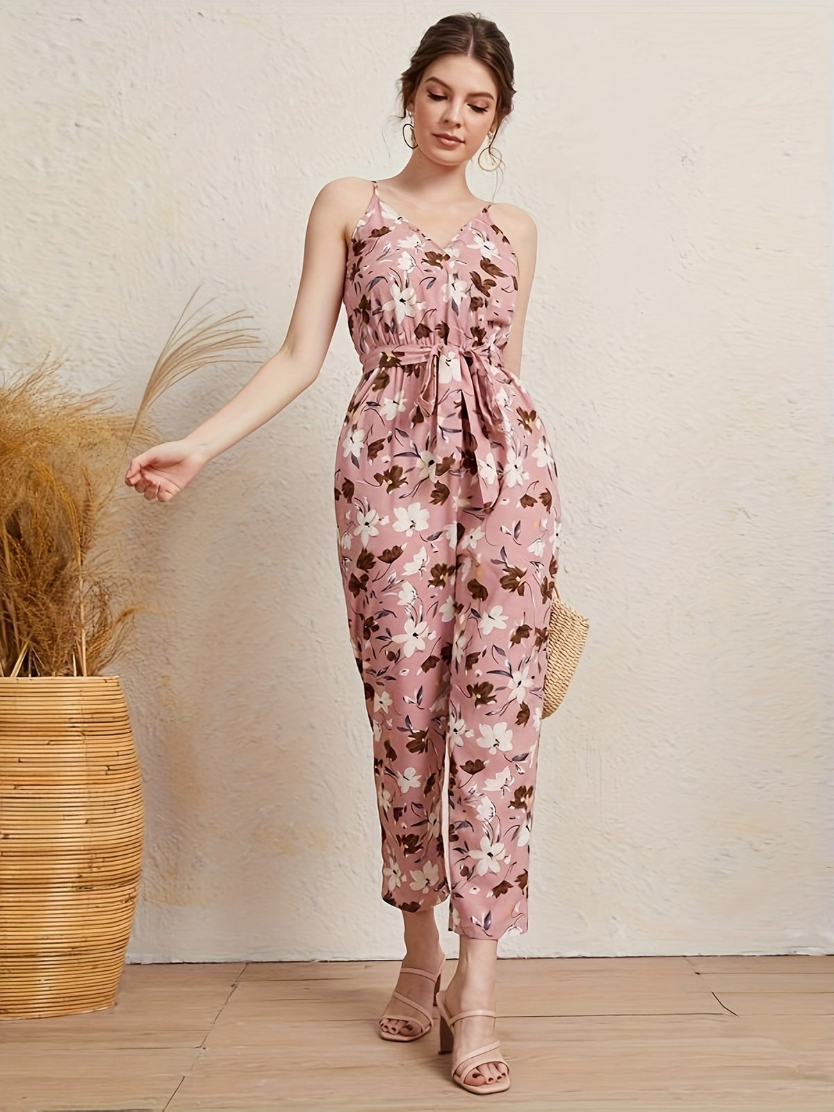 Macacão Floral com Decote em V e Amarração Elegante