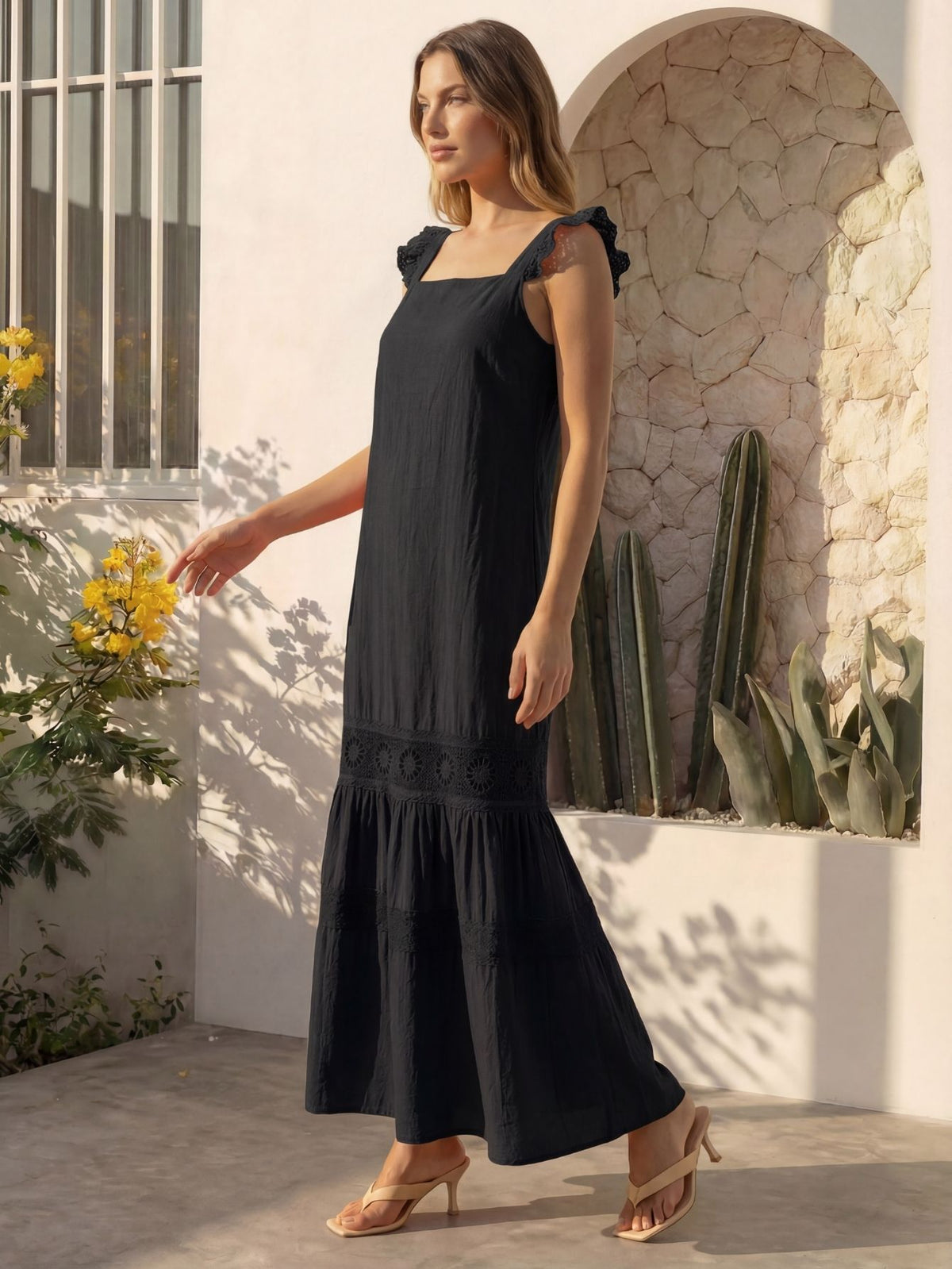 Vestido Longo Feminino de Alça com Decote Quadrado e Saia em Camadas