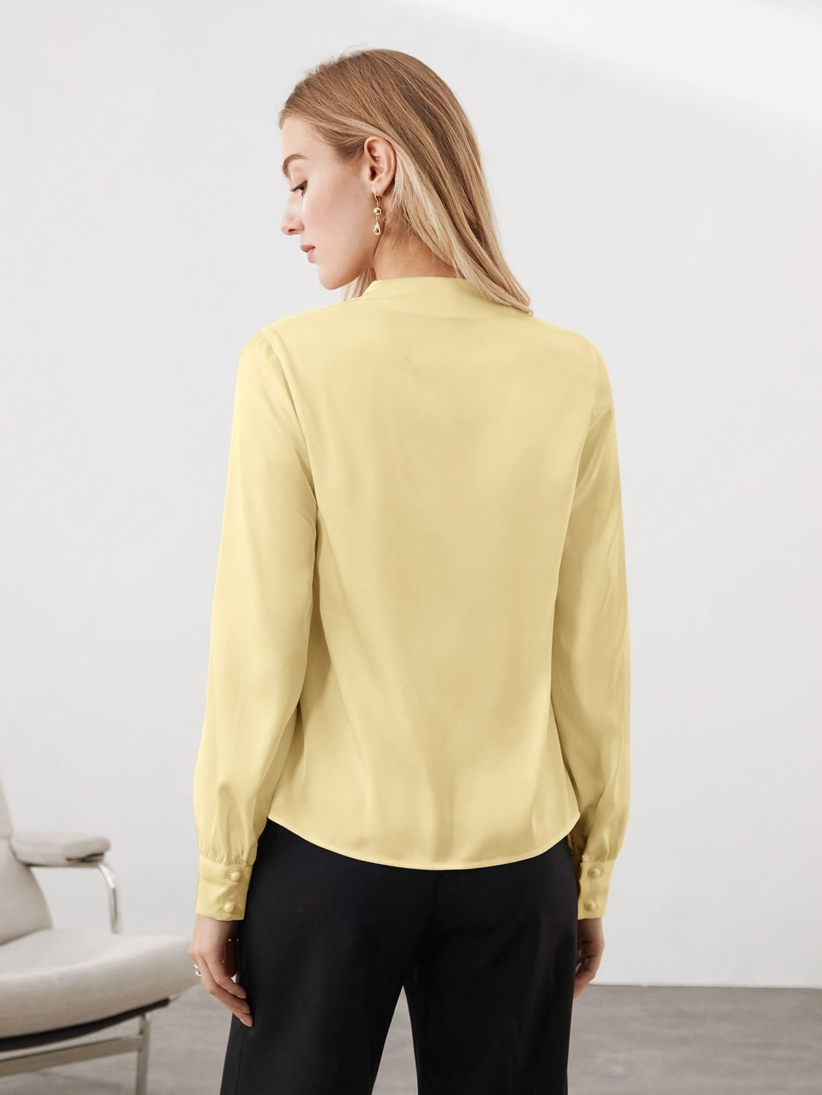 Blusa Feminina de Cetim Manga Longa Decote V Elegante