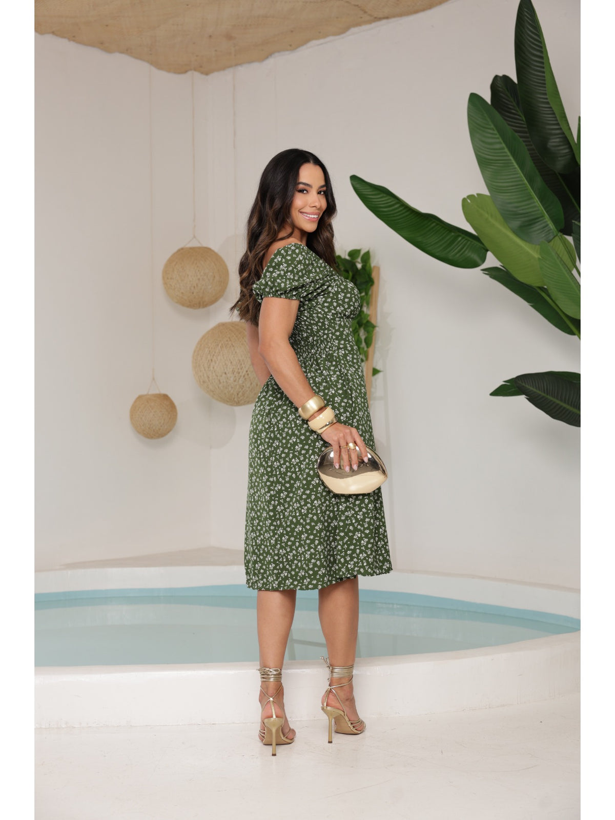 Vestido Midi Floral Ombro a Ombro com Decote e Elastex