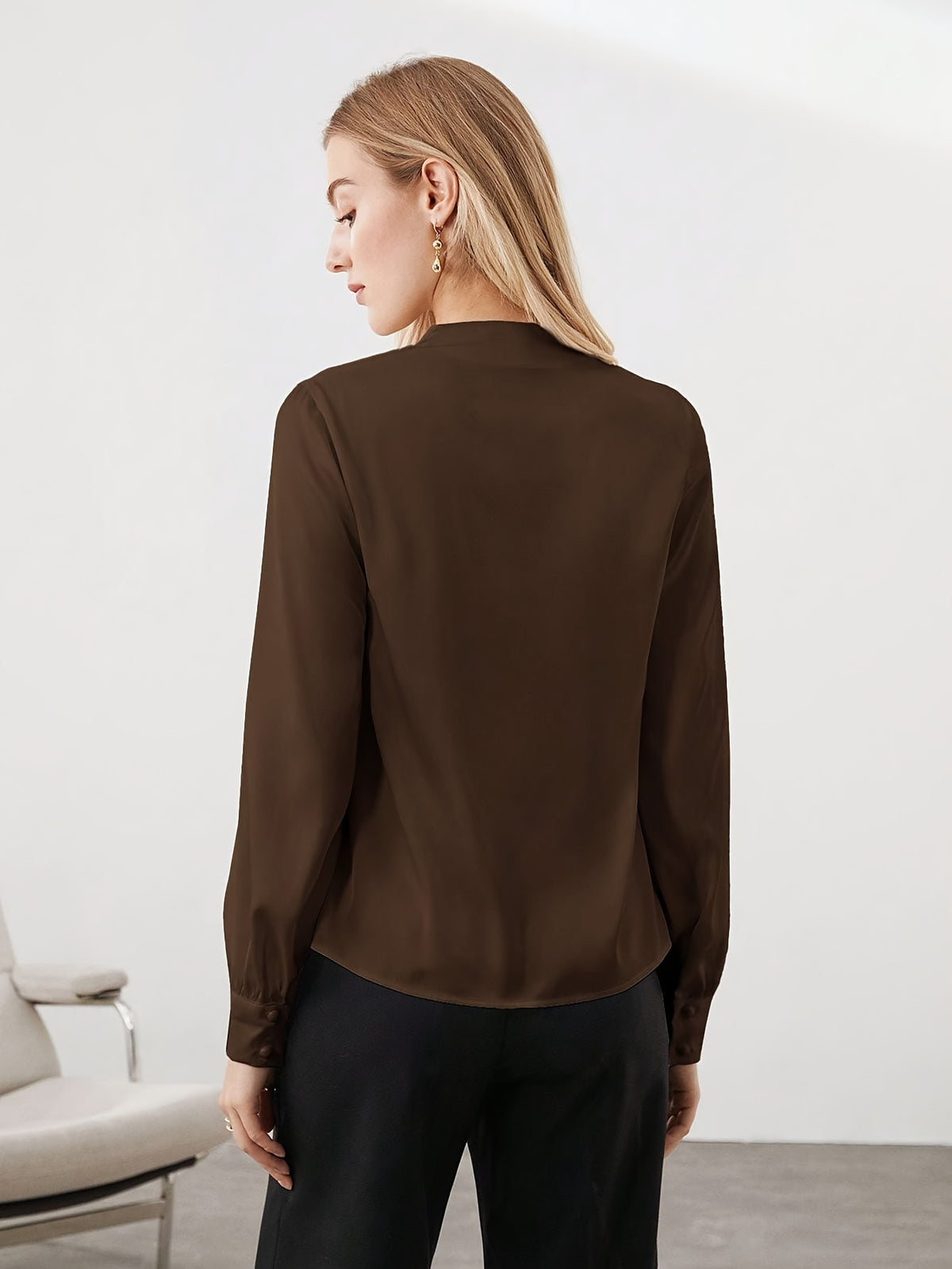 Blusa Feminina de Cetim Manga Longa Decote V Elegante