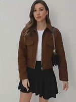Jaqueta Feminina Curta com Bolsos Frontais e Zíper